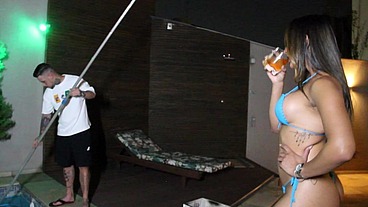 Madame Edna Samara ficou curiosa e foi conhecer o cabo telescópico do seu piscineiro