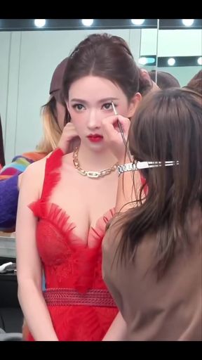 K-pop celebrity shows off her big, curvy boobs in a sultry solo