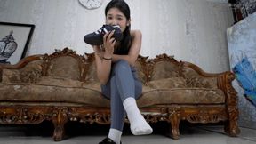 Pretty cute Asian girl Tangtang shows off her sexy 36EU feet52 4K