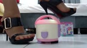 crushing very hard a rice cooker in my highheels and sandals with nude nylons pantyhose