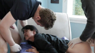 La cougar Dana Vespoli si fa sfondare il culo da Chad Alva e Danny Wylde durante un intenso rapporto a tre con i tacchi alti