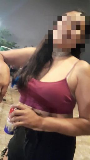 ¡Chica caliente en la calle después de la fiesta! No aguante ni 3 minutos cuando abrió las piernas.