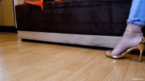ONE SHOE HOPPING LOOKING FOR HER HEEL - MP4 HD
