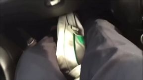 Botei o pau pra fora no Uber e comecei a bater punheta