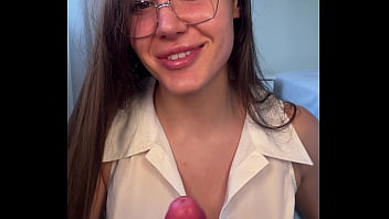 Sua nutricionista Mandy percebeu um volume na cal&ccedil_a e resolveu avaliar melhor... Voc&ecirc_ sendo muito safado deu o pau todinho na boca dela at&eacute_ encher de porra!!