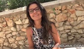 Homem mais trasando com uma bela mulher Latina morena