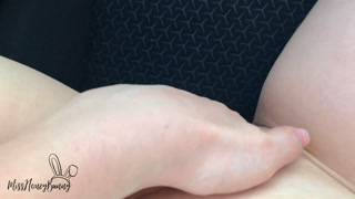 AMAETEUR LATINA MASTURBATES IN THE CAR