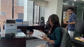 me aburri en la oficina y le pedi a mi companero que me folle con los dedos