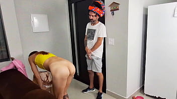 Safada sozinha em casa recebe motoboy s&oacute_ de toalha de banho!