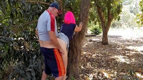 echando un polvito en el campo