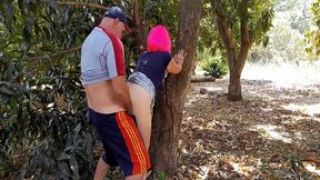 echando un polvito en el campo