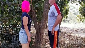 echando un polvito en el campo