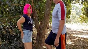 echando un polvito en el campo