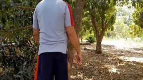 echando un polvito en el campo