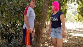 echando un polvito en el campo