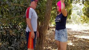 echando un polvito en el campo