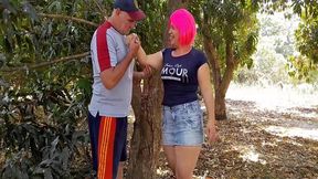 echando un polvito en el campo