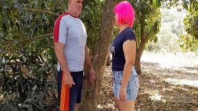 echando un polvito en el campo