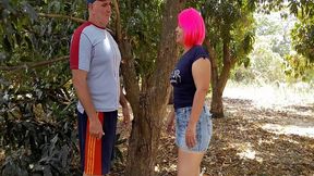 echando un polvito en el campo