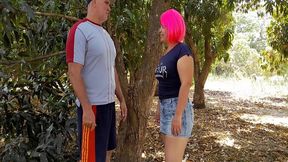 echando un polvito en el campo