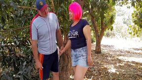 echando un polvito en el campo