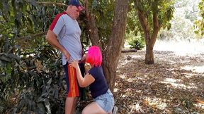 echando un polvito en el campo