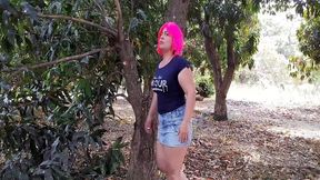 echando un polvito en el campo