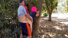echando un polvito en el campo