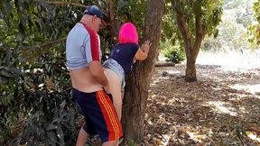 echando un polvito en el campo