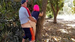 echando un polvito en el campo