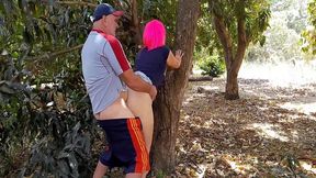 echando un polvito en el campo