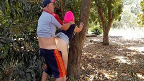 echando un polvito en el campo