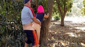 echando un polvito en el campo