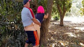 echando un polvito en el campo