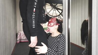 Cum soaked Milf deepthroats a hungry courier with her squirting pussy