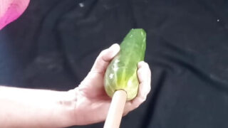 Vídeo BDSM de un esclavo gay amateur masturbándose con un consolador