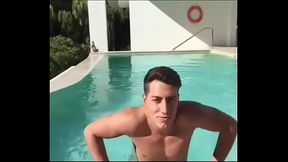 Pauzudo na piscina