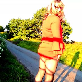 Crossdresser Kellycd masturbating on her car drive out in the countryside