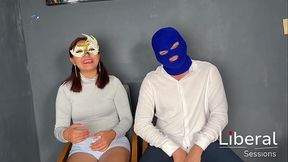 Novia caliente le saco la leche a desconocido frente a su cornudo novio