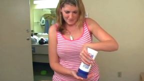 SHE PROVIDES A TOPNOTCH HANDJOBB TO THE TINIEST PENIS&#x1F346; IN HER COLLECTION