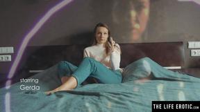 ”Juicy hottie Mirabella is rubbing cunt while wearing VR headset”