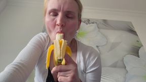 Banana Blowjob – Sensual & Messy Deepthroat Food Play