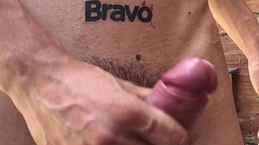 Tocando punheta com o pau duraço