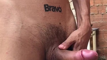 Tocando punheta com o pau duraço