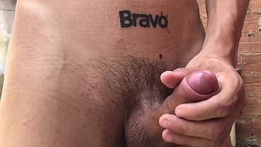 Tocando punheta com o pau duraço