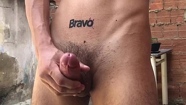 Tocando punheta com o pau duraço