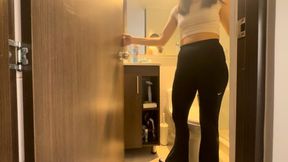 Mi vecina se masturba con sus zapatillas en el baño mi casa hasta el orgasmo sin que yo me de cuenta