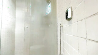 Kalçaları dolgun amatör eşcinseller, ev yapımı buharlı duş fetişi videosunda anal yoldan sert bir şekilde ilişkiye giriyorlar.