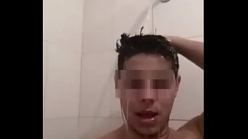 Mi amigo se ducha y se graba