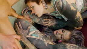 Extremely tatted girls Anuskatzz & IlluZ having ass pumping threeway